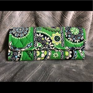 Vera Bradley green floral clutch wallet 💚